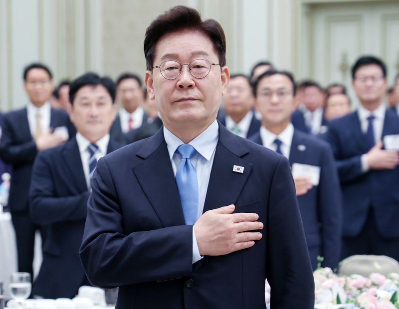이재명 대통령이 27일 청와대에서 열린 민선 9기 시장·군수·구청장 초청 오찬간담회에서 국민의례를 하고 있다. 청와대통신사진기자단