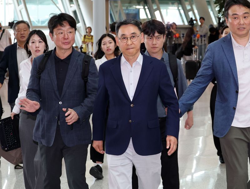 정연인 두산에너빌리티 대표이사(앞줄 왼쪽 두번째)가 27일 인천국제공항에서 출국장으로 향하고 있다. 연합뉴스
