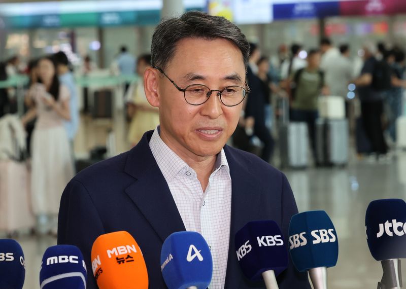 정연인 두산에너빌리티 대표이사가 27일 인천국제공항 제1여객터미널 출국장에서 취재진 질문에 답하고 있다. 네팔 수력발전소 건설 현장에서 대규모 홍수가 발생해 남동발전 3명, 두산에너빌리티 관련 6명 등 총 9명의 생사가 확인되지 않은 가운데 남동발전은 이날 현지에 대응팀을 급파했다. 뉴시스