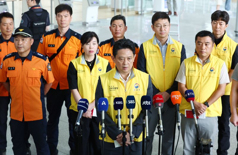 27일 인천국제공항 제1여객터미널에서 임상우 정부합동신속대응팀 단장이 출국 전 취재진 앞에서 발언하고 있다. 뉴시스