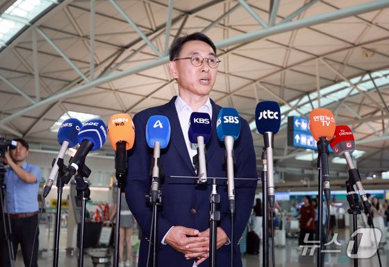 정연인 두산에너빌리티 대표이사가 27일 인천국제공항을 통해 네팔로 출국 전 취재진 질문에 답하고 있다. 네팔 라수와 지역 수력발전소 건설 현장을 덮친 대규모 홍수로 한국남동발전과 두산에너빌리티 관련 한국인 9명이 실종돼 한국남동발전과 두산에너빌리티는 비상대책본부를 꾸리고 현지 구조 당국, 외교부 등과 실종자 수색과 구조 지원에 나선다. 뉴스1