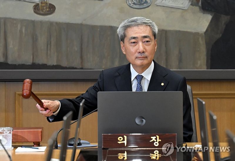 금통위, 의사봉 두드리는 신현송 한국은행 총재 (출처=연합뉴스)