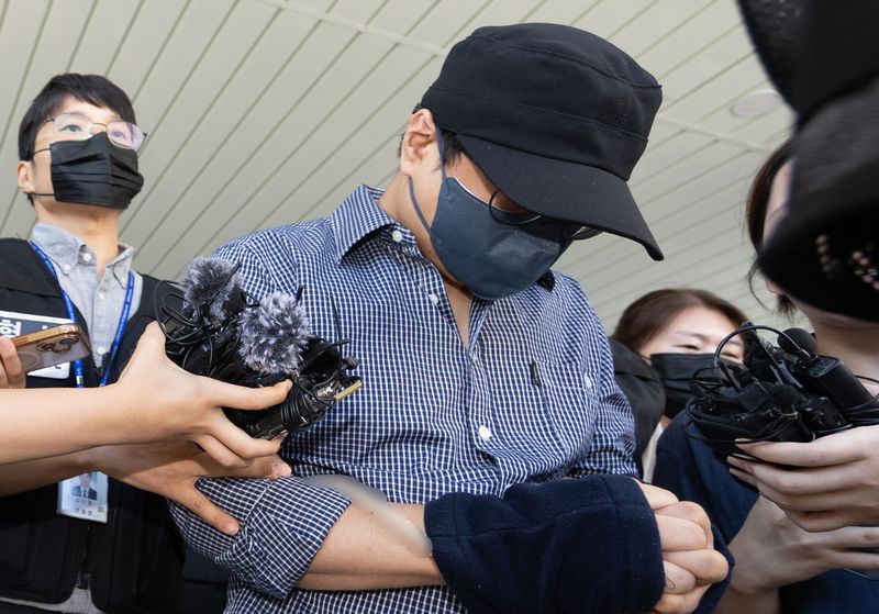 A경장이 지난 25일 제주지방법원에서 구속 전 피의자 심문(영장실질심사)을 마친 뒤 이동하고 있다. /사진=뉴스1