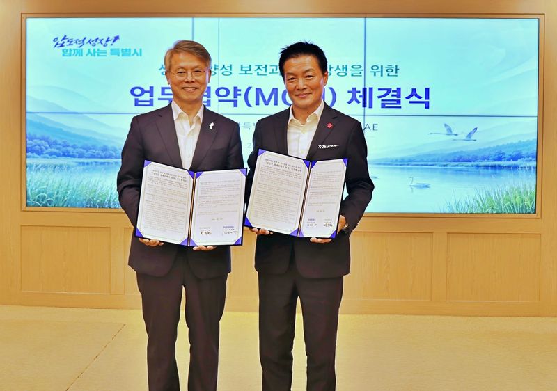 27일 광주청사에서 열린 업무협약 체결식에서 민형배 전남광주통합특별시장(왼쪽부터)과 박주형 ㈜신세계 대표이사가 기념사진을 찍고 있다. 신세계백화점 제공