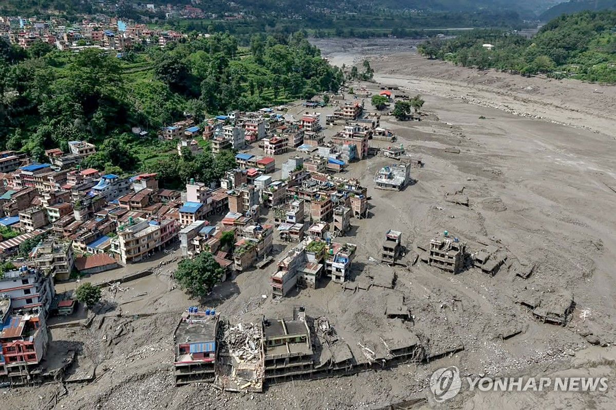 히말라야 대홍수 1300명 실종...원인은 지진 아닌 빙하 붕괴였다