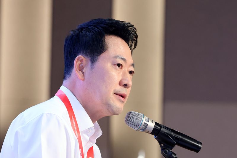 장동혁 국민의힘 대표가 27일 오후 경기 고양시 일산동구 소노캄 고양에서 열린 '2026 국민의힘 국회의원 연찬회'에서 인사말을 하고 있다. 뉴스1