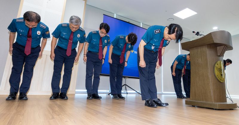 고평기 제주경찰청장과 제주경찰청 지휘부가 27일 제주경찰청에서 열린 지휘부 회의에서 실종신고 허위종결 사태와 관련해 대도민 사과를 하고 있다. 제주경찰은 해당 경찰관이 처리한 실종신고 298건을 전수조사하고, 사건 종결 과정의 지휘·보고·감독체계와 재발 방지대책을 함께 점검하고 있다. /사진=뉴스1