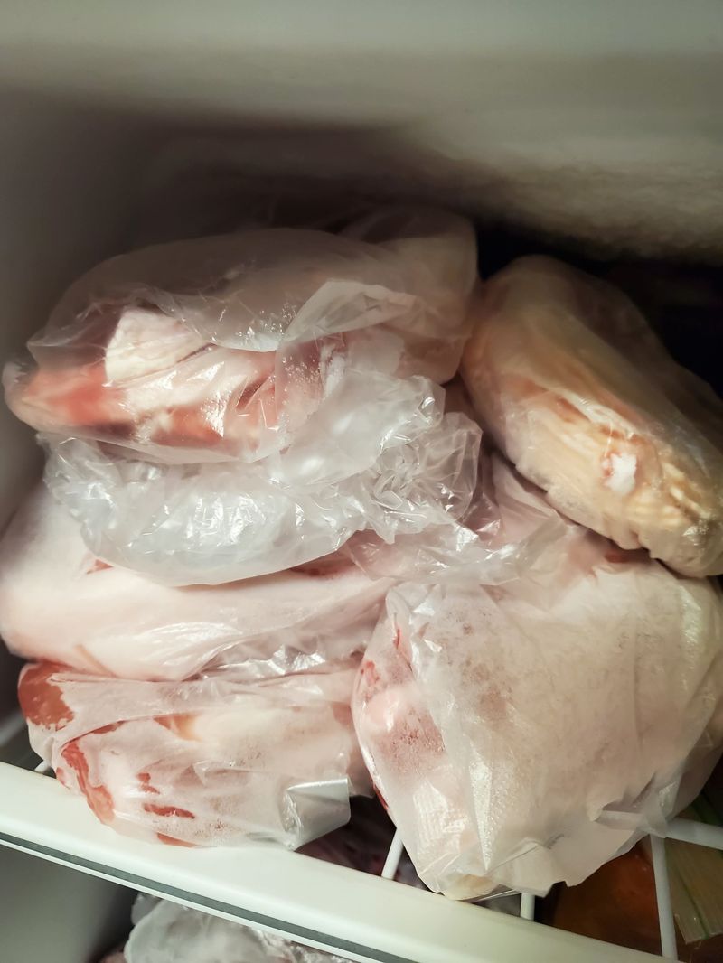 A군이 방학 동안 아르바이트를 해서 번 돈으로 산 고기. A군은 "알바비를 아버지께 드리려 했는데 못 받겠다고 하셔서 대신 고기를 사서 냉장고에 넣어뒀다"고 전했다./사진=스레드