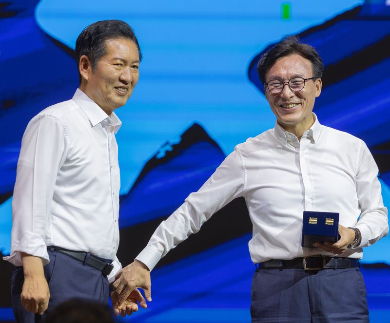 더불어민주당 김민석 대표(오른쪽)가 27일 인천 중구 인스파이어 리조트에서 열린 2026년 정기국회 대비 국회의원 워크숍에서 전임 당 대표였던 정청래 의원에게 감사패를 전달하고 있다. 연합뉴스