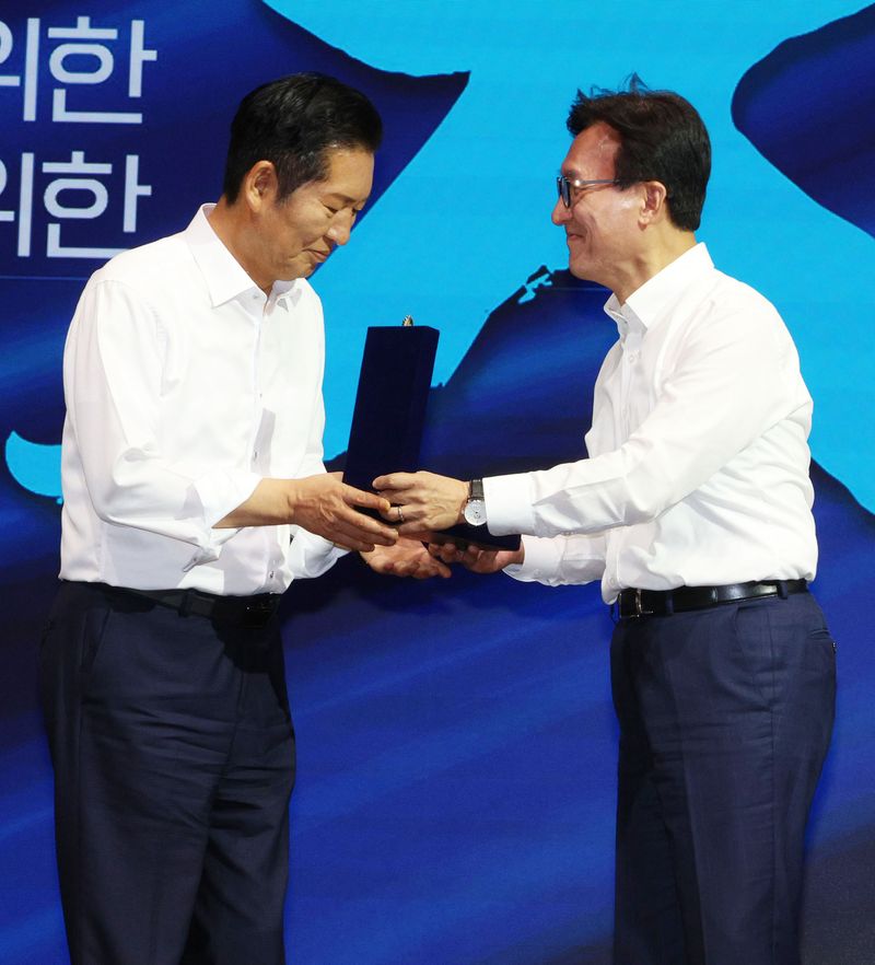 김민석 더불어민주당 대표가 27일 인천 인스파이어 호텔에서 열린 2026년 더불어민주당 정기국회 대비 국회의원 워크숍에서 정청래 전 대표에게 감사패를 전달하고 있다. 뉴시스