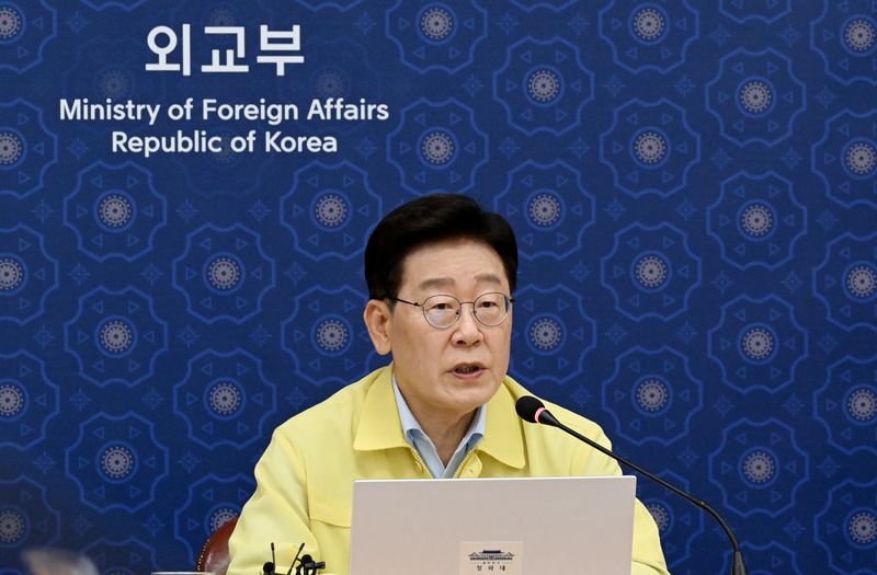 이재명 대통령이 27일 외교부에서 열린 네팔 홍수 관련 우리 국민 피해 상황 대응 긴급회의에서 발언하고 있다. 조아름 주네팔 대사 대리가 화상으로 참석했다. 청와대통신사진기자단
