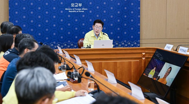 이재명 대통령이 27일 서울 외교부 청사에서 네팔 홍수 피해 대응 긴급회의를 주재하고 있다. 화상 회의 참석자는 조아름 주네팔 대사 대리. 연합뉴스