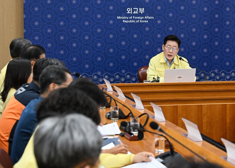 이재명 대통령이 27일 서울 종로구 외교부 청사에서 열린 네팔 홍수 대응 긴급회의에서 발언을 하고 있다. 청와대통신사진기자단