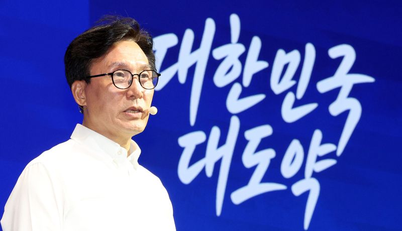 김민석 더불어민주당 대표가 27일 인천 인스파이어 호텔에서 열린 2026년 더불어민주당 정기국회 대비 국회의원 워크숍에서 강연을 하고 있다. 뉴시스
