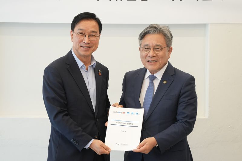 위성곤 제주특별자치도지사(왼쪽)와 허민 국가유산청장이 27일 제주에서 열린 ‘찾아가는 국가유산청 제주도 간담회’에서 ‘2027년 주요 건의자료’를 함께 들어 보이고 있다. 제주도는 이날 성읍민속마을 활성화 국비 20억원과 성산일출봉 공중화장실 정비 14억원, 제주 사람발자국·동물발자국 화석산지 보존 2억7000만원을 비롯해 국립제주문화유산연구소 조기 설립과 제주 돌담 쌓기의 유네스코 인류무형문화유산 등재 지원을 요청했다. /사진=제주특별자치도 제공