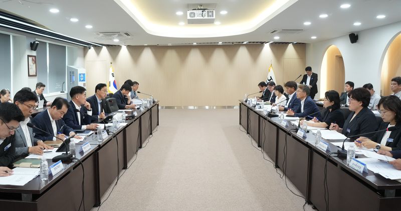 위성곤 제주특별자치도지사와 이상봉 제주시장을 비롯한 제주도·제주시 간부 공무원들이 27일 제주도청 삼다홀에서 민선9기 첫 도-제주시 현안회의를 열고 민원 대응과 읍면동 현장 행정, 2027년도 예산 반영 등 주요 현안을 논의하고 있다. /사진=제주특별자치도 제공