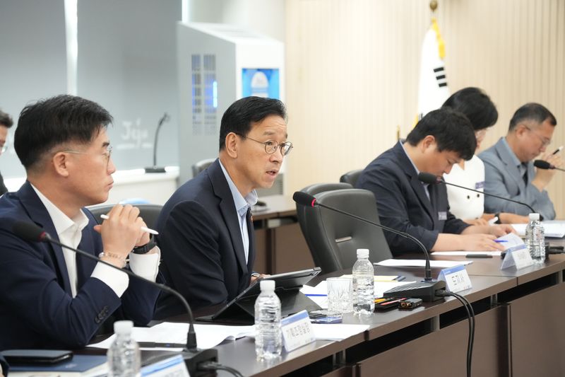 위성곤 제주특별자치도지사가 27일 제주도청에서 열린 도-제주시 현안회의에서 시민 민원 접수 후 72시간 이내 처리 방향을 안내하는 대응체계와 읍면동 중심의 현장 행정 강화를 주문하고 있다. /사진=제주특별자치도 제공