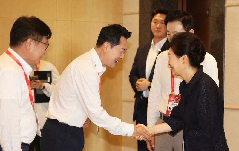 박근혜 전 대통령이 27일 경기 고양시 장항동 소노캄 고양에서 열린 2026 국민의힘 국회의원 연찬회장에 도착해 장동혁 국민의힘 대표와 악수하고 있다. 뉴스1