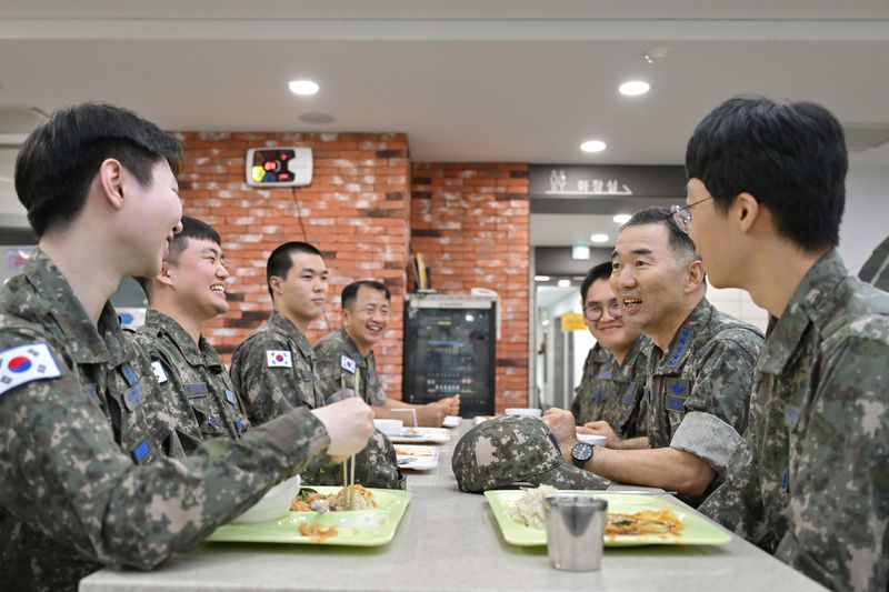 27일, 전투비행단을 방문한 진영승 합참의장이 장병들과 식사하며 대화를 나누고 있다. 합참 제공