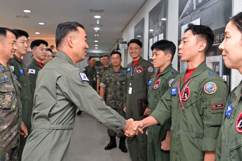 27일, 전투비행단을 방문한 진영승 합참의장이 조종사들과 악수하며 격려하고 있다. 합참 제공