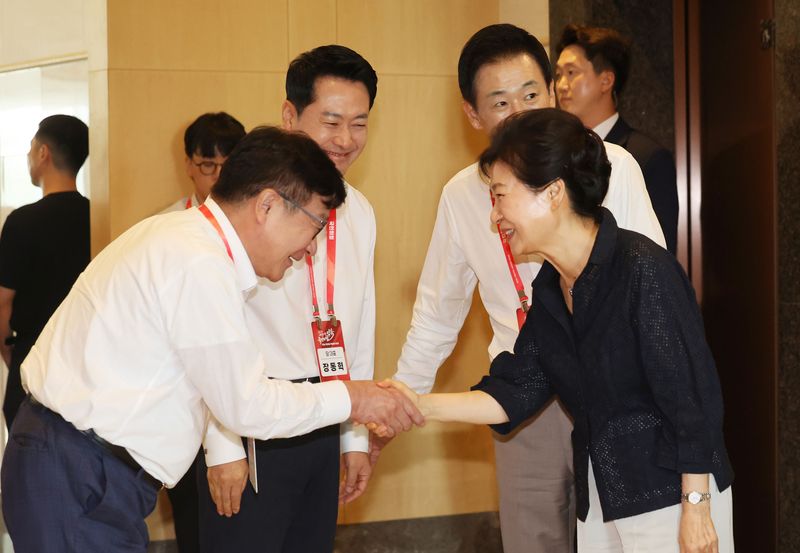 박근혜 전 대통령이 27일 경기 고양시 장항동 소노캄 고양에서 열린 2026 국민의힘 국회의원 연찬회장에 도착해 정점식 국민의힘 원내대표와 악수하고 있다. 뉴시스
