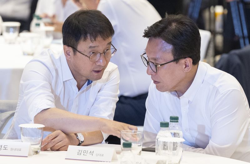 김민석 더불어민주당 대표(오른쪽)가 27일 인천 중구 인스파이어 리조트에서 열린 2026년 정기국회 대비 국회의원 워크숍에서 한병도 원내대표와 대화하고 있다. 연합뉴스