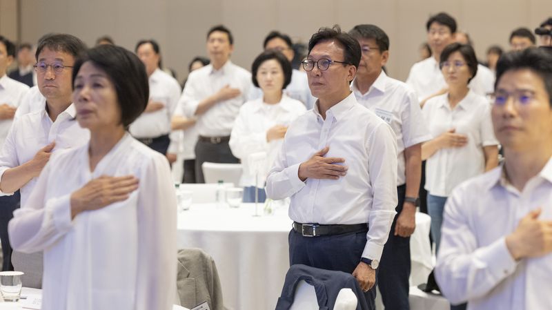 더불어민주당 김민석 대표를 비롯한 민주당 의원들이 27일 인천 중구 인스파이어 리조트에서 열린 2026년 정기국회 대비 국회의원 워크숍에서 국기에 경례하고 있다. 연합뉴스