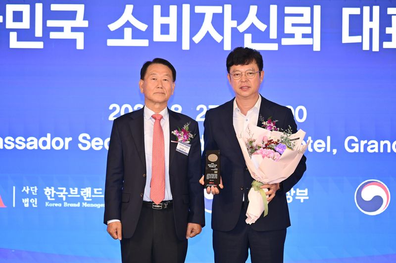 전재도 횡성군 경제산업국장(사진 오른쪽)이 27일 서울에서 열린 2026 대한민국 소비자신뢰 대표브랜드 대상 시상식에서 김주환 한국브랜드 경영협회장으로부터 횡성한우 소비자신뢰브랜드 대상을 수상한 후 기념사진을 촬영하고 있다. 횡성군 제공