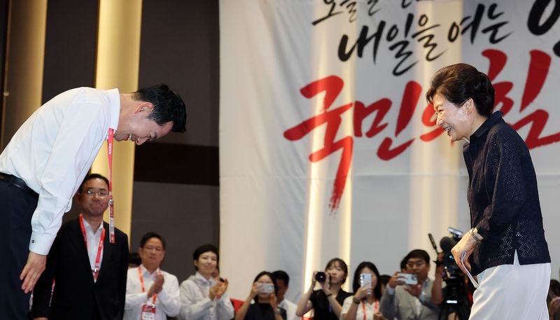 27일 경기도 고양시 장항동 소노캄 고양에서 열린 2026 국민의힘 국회의원 연찬회에서 장동혁 대표가 인사말을 마친 박근혜 전 대통령을 향해 고개 숙여 인사하고 있다. 연합뉴스