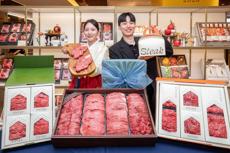 서울 강남구 현대백화점 무역센터점 지하 1층 식품관에서 직원들이 '프리미엄 한우 선물 세트'를 소개하고 있다. 연합뉴스