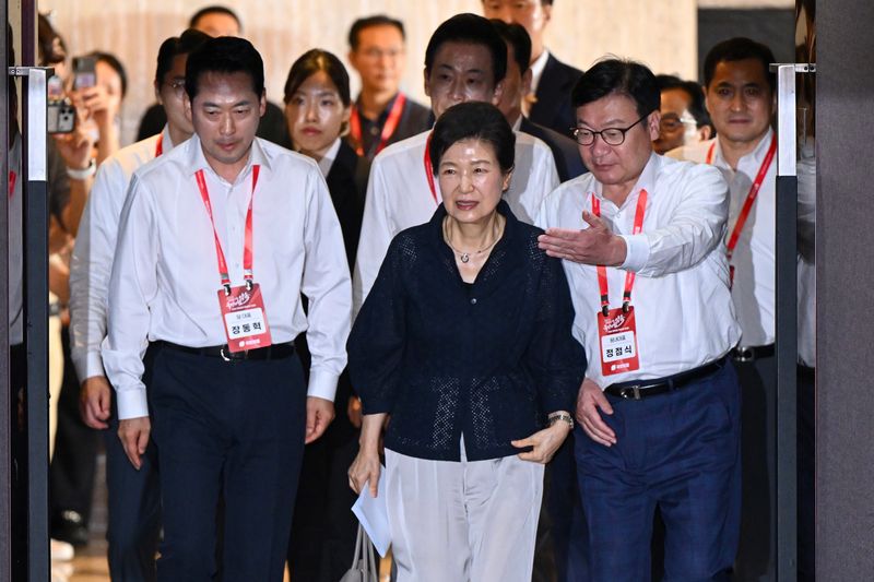 박근혜(가운데) 전 대통령과 국민의힘 장동혁(왼쪽) 대표, 정점식(오른쪽) 원내대표가 27일 경기 고양시 소노캄 고양에서 열린 2026 국민의힘 국회의원 연찬회에장에 들어서고 있다. (공동취재) 2026.8.27 ⓒ 뉴스1 황기선 기자