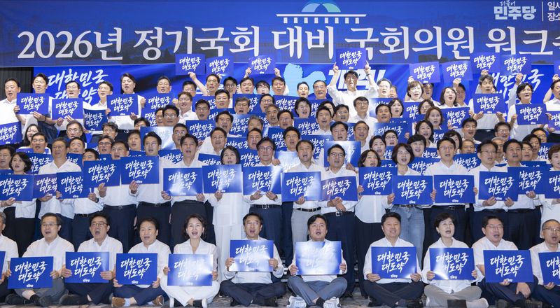 더불어민주당 김민석 대표(둘째줄 가운데)를 비롯한 당 지도부와 의원들이 27일 인천 중구 인스파이어 리조트에서 열린 2026년 정기국회 대비 국회의원 워크숍에서 대한민국 대도약을 다짐하는 손팻말을 들고 기념 촬영하고 있다. 연합뉴스