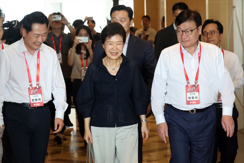 '2026 국민의힘 국회의원 연찬회'가 27일 경기 고양 일산동구 소노캄 고양에서 열렸다. 박근혜 전 대통령이 장동혁 대표(왼쪽 첫번째), 정점식 원내대표(왼쪽 세번째)와 함께 행사장에 입장하고 있다. 뉴시스