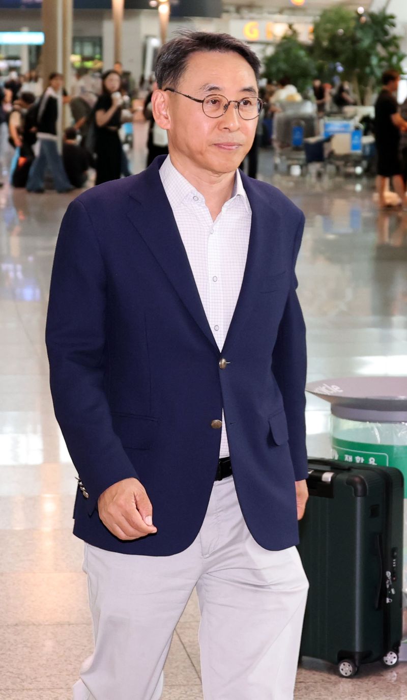 정연인 두산에너빌리티 대표이사가 27일 인천국제공항에서 네팔 수력발전소 건설 현장 사고 수습을 위해 출국장으로 향하고 있다. 연합뉴스