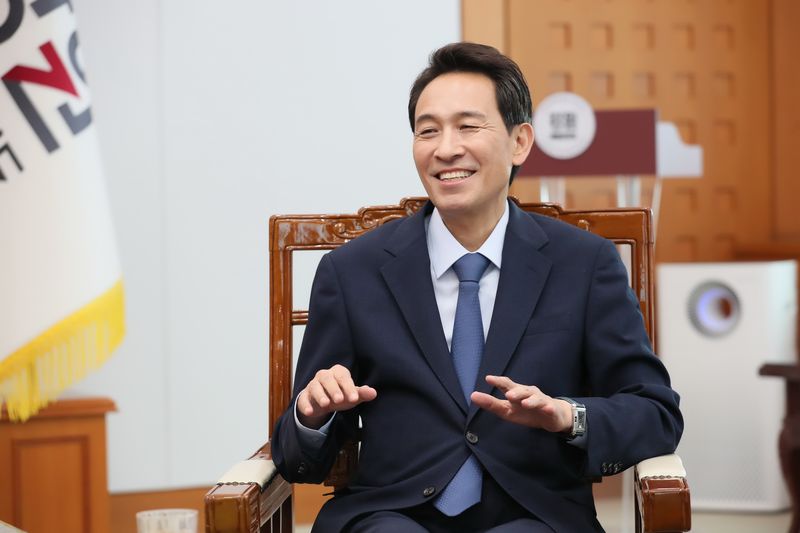 우상호 강원특별자치도지사가 지난 24일 파이낸셜뉴스와의 인터뷰에서 AI데이터센터 투자 유치 계획에 대해 설명하고 있다. 강원자치도 제공