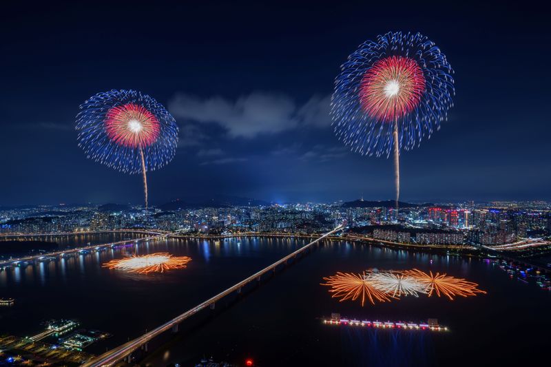 '한화와 함께하는 서울세계불꽃축제 2025'에서 선보인 ㈜한화의 불꽃. 한화 제공
