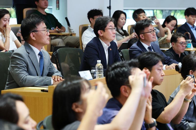 이억원 금융위원장과 박상진 산업은행 회장이 지난달 20일 서울 영등포구 산업은행 IR센터에서 열린 국민성장펀드 초장기기술투자펀드 출자사업 공청회에서 패널 발표를 경청하고 있다. 뉴스1