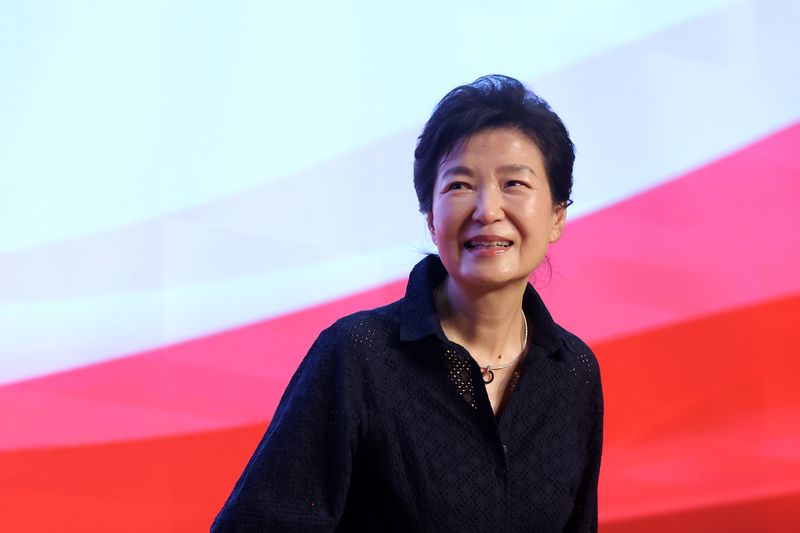 박근혜 전 대통령이 27일 오후 경기 고양시 일산동구 소노캄 고양에서 열린 '2026 국민의힘 국회의원 연찬회'에서 발언을 위해 이동하고 있다. 2026.8.27 ⓒ 뉴스1 황기선 기자