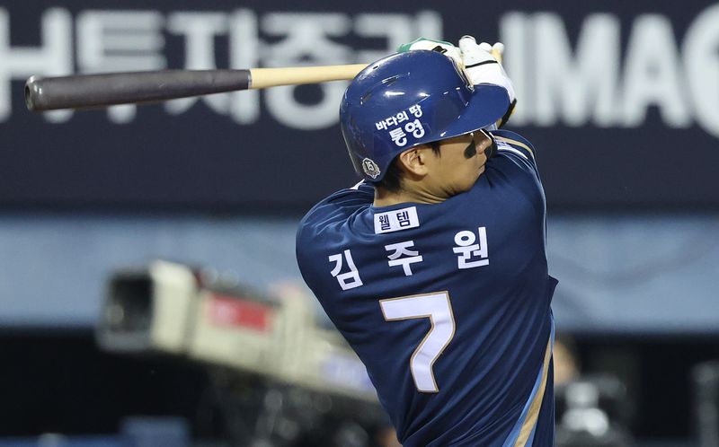 27일 오후 서울 송파구 잠실야구장에서 열린 프로야구 '2026 신한은행 SOL KBO리그' NC 다이노스와 LG 트윈스의 경기, 6회초 NC공격 2사 2루 상황에서 김주원이 1타점 적시타를 때리고 있다. 2026.8.27 ⓒ 뉴스1 오대일 기자