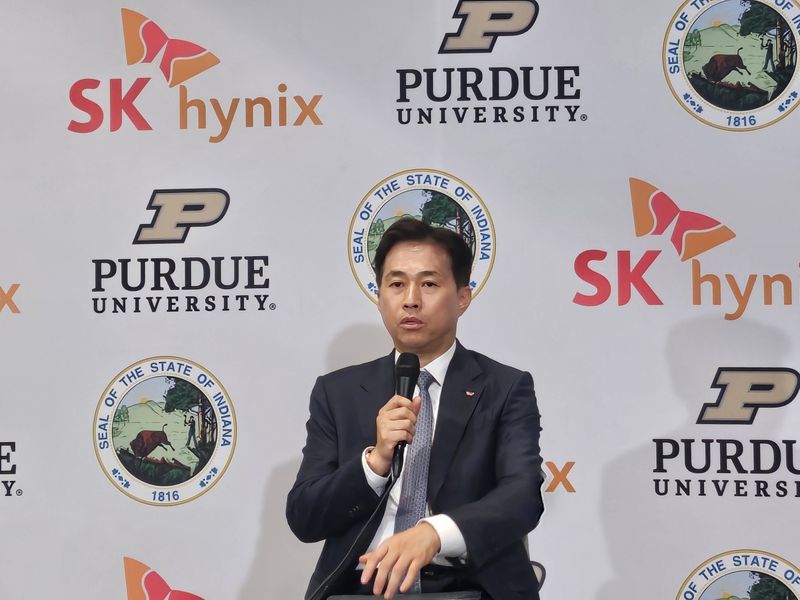 곽노정 SK하이닉스 CEO가 27일(현지시간) 인디애나주 웨스트라피엣에서 열린 HBM 생산기지 기공식 후 기자간담회를 열고 인사말을 하고 있다. 사진=연합뉴스