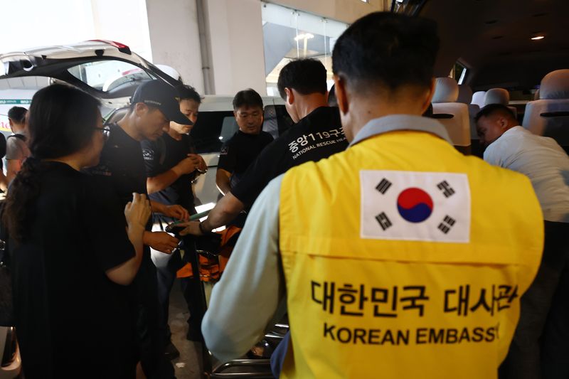 정부 합동 신속대응팀이 27일(현지시간) 네팔 카트만두 트리부반 국제공항을 통해 입국, 짐을 차량에 싣고 있다. 뉴시스