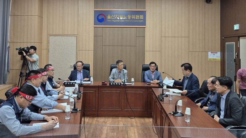 지난 27일 오후 울산지방노동위원회에서 열린 3차 조정 회의에서 울산 시내버스 노사가 마주 앉아 있다. 뉴스1