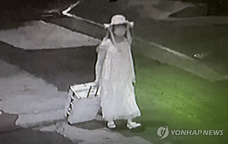 지난 20일 오후 10시 30분께 폐쇄회로(CC)TV에 포착된 여장한 채 주거지를 빠져나오는 경산 중국인 유학생 살해 피의자 모습. 2026.08.27. /사진=연합뉴스