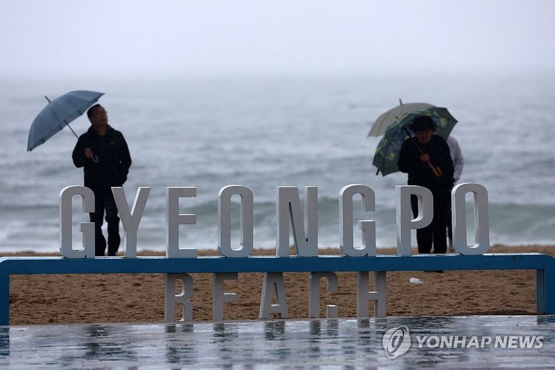 비 오는 경포해변 (출처=연합뉴스)