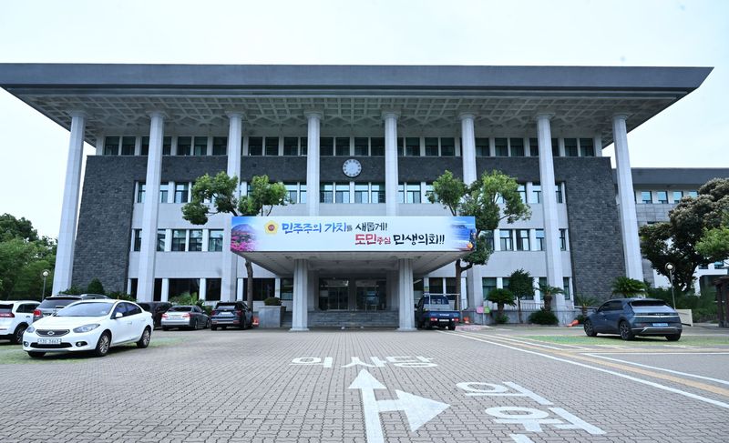 제주특별자치도의회 전경. 제주도의회 교육위원회는 28일 도의회 대회의실에서 교원과 학부모, 교육청·교원단체 관계자 등이 참여하는 ‘교육활동보호 체계 구축을 위한 정책토론회’를 열고 학교 현장에서 실질적으로 작동할 수 있는 교육활동 보호와 종합 지원체계 구축 방안을 논의한다. /사진=제주특별자치도의회 제공