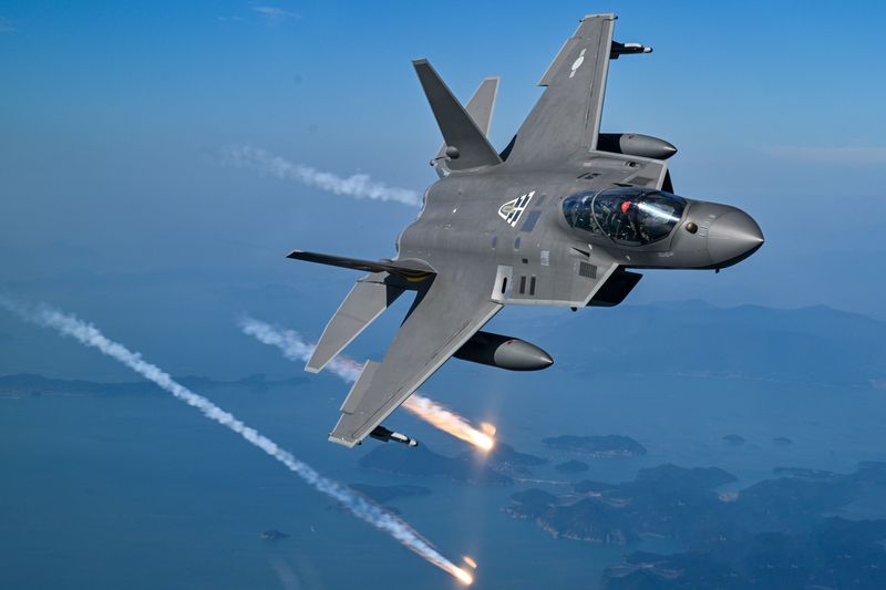 손석락 공군참모총장이 지난해 11월 5일 사천기지에서 취임 후 첫 지휘비행으로 KF-21 전투기에 탑승해 시험비행을 하고 있다. 공군 제공