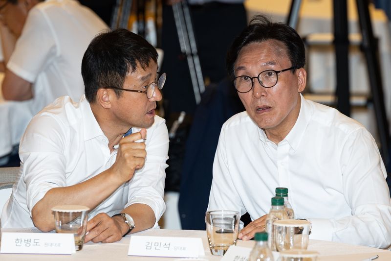 김민석 더불어민주당 대표와 한병도 원내대표가 27일 인천 영종구 인스파이어 엔터테인먼트 리조트에서 열린 2026년 정기국회 대비 국회의원 워크숍에서 대화하고 있다. 뉴스1