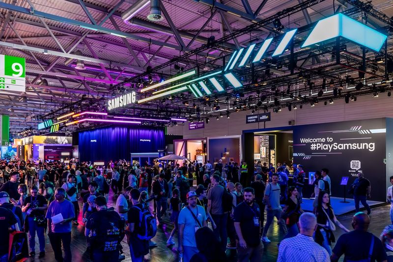 글로벌 관람객들이 독일 쾰른에서 열린 ‘게임스컴(Gamescom) 2026’ 삼성 부스를 둘러보고 있다. 삼성전자 제공