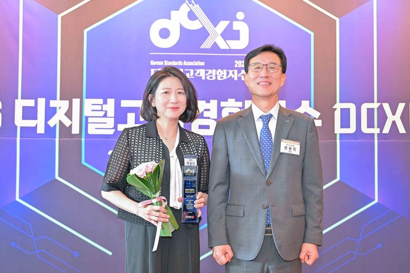 이보나 삼성전자 상무(왼쪽)와 문동민 한국표준협회 회장이 지난 27일 서울 중구 서울신라호텔에서 진행된 '디지털고객경험지수' 인증 수여식에서 기념촬영을 하고 있다. 삼성전자 제공