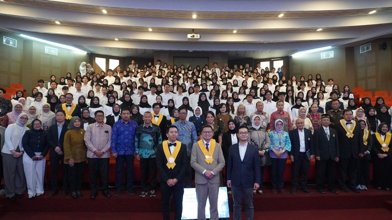 지난 18일 인도네시아 파자자란 대학교(UNPAD) 약학대학에서 진행된 화장품학 학사과정 개설 기념식에서 정민경 코스맥스인도네시아 법인장(앞줄 오른쪽)을 비롯한 관계자들이 기념촬영을 하고 있다. 코스맥스 제공
